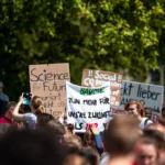 Am kommenden Freitag, den 4. September, sind im Stadtgebiet erhebliche Verkehrsstörungen möglich. Zwischen 12 und 14 Uhr ist eine Versammlung mit vielen Pkw geplant. Das Thema der Versammlung lautet "Auswirkungen des PNOG auf die ambulante Versorgung im Kreis HX", und mehrere Fahrzeuge werden von Corvey über die K45, B64 und Westerbachstraße in Richtung Parkplatz am Floßplatz unterwegs sein. In dieser Zeit kann es besonders im Stadtgebiet von Höxter zu erheblichen Verkehrsbehinderungen kommen. Auch der öffentliche Nahverkehr könnte betroffen sein. Die Polizei bittet alle Verkehrsteilnehmer um Geduld und Verständnis und hofft auf einen friedlichen Ablauf der Versammlung.