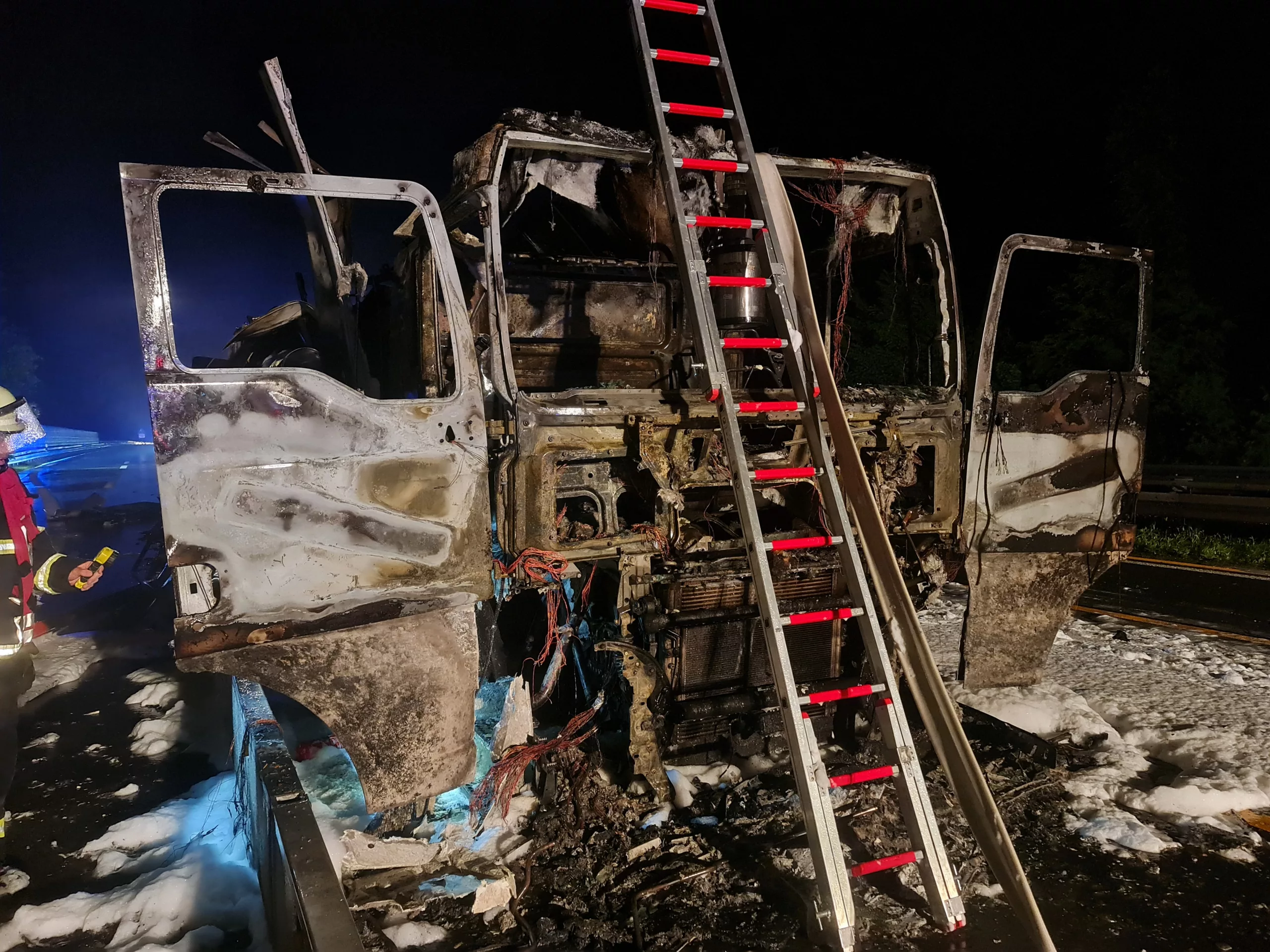 Dortmund: Lkw-Brand auf der A 45 bei Dortmund-Süd 1 Lkw-Brand auf der A 45 bei Dortmund-Süd
