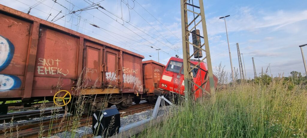 Bild: Entgleiste Unfalllok