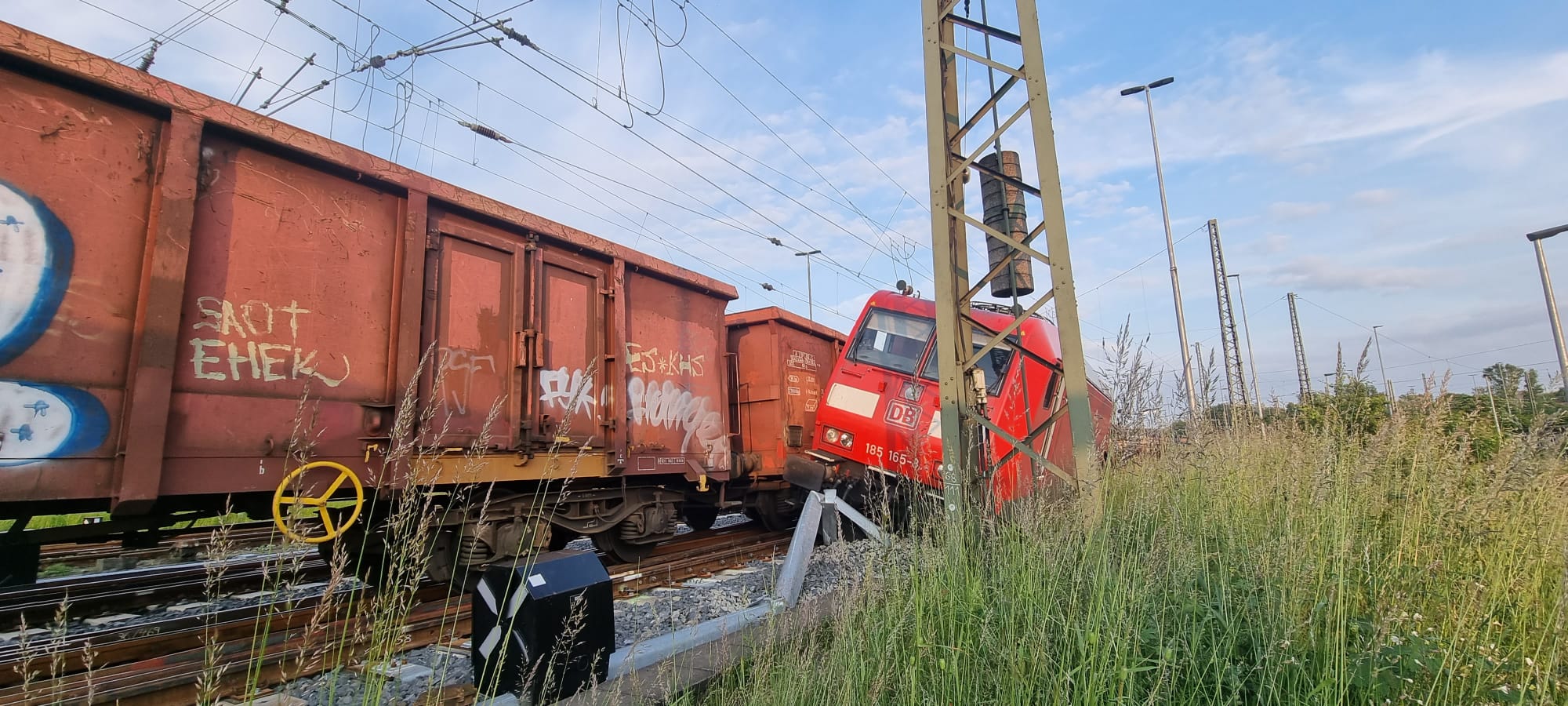 Sankt Augustin: Kollision zweier Güterzüge in Gremberg 1 Bild: Entgleiste Unfalllok