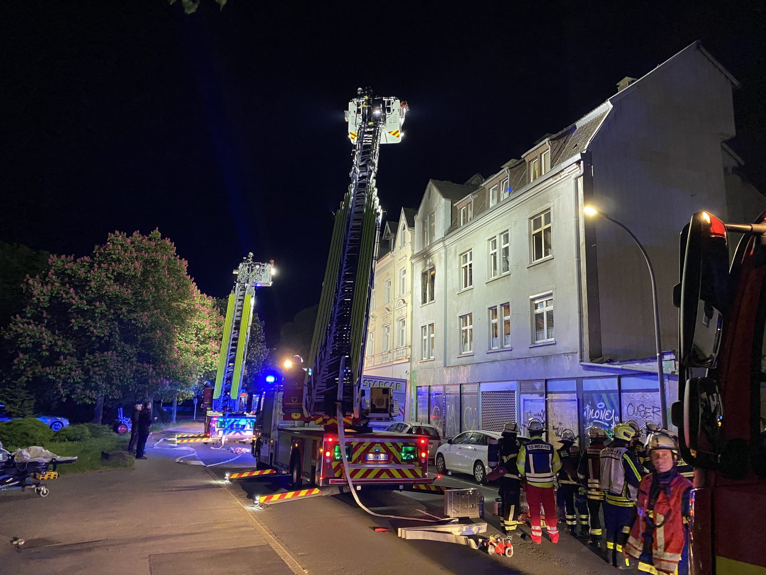 Dortmund: Feuerwehr rettete vier Personen während eines Vollbrandes 1 Buntes-NRW