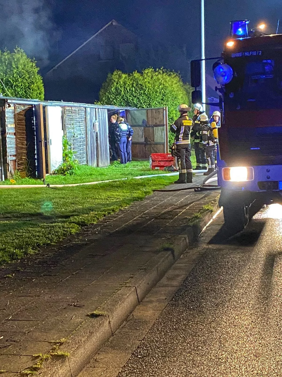 Bergheim: Feuerwehr löscht Gartenlaube 1 Brand in einer Gartenanlage in Bergheim