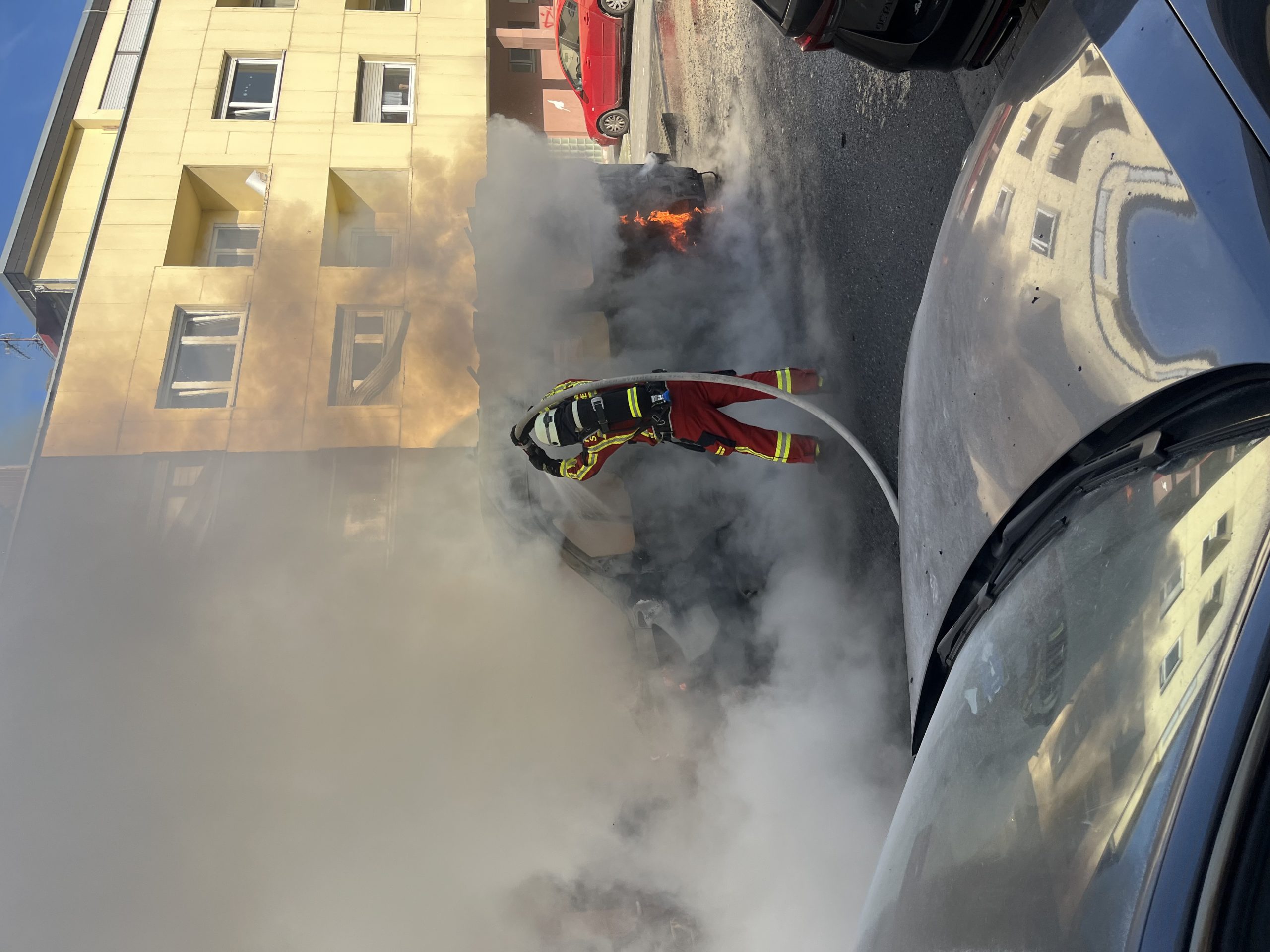 Düren: Ausgedehnter Fahrzeugbrand 1 Feuerwehr Düren