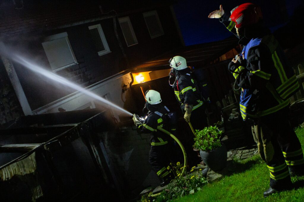 Iserlohn: Terrassendach brennt in der Nacht zu Mittwoch