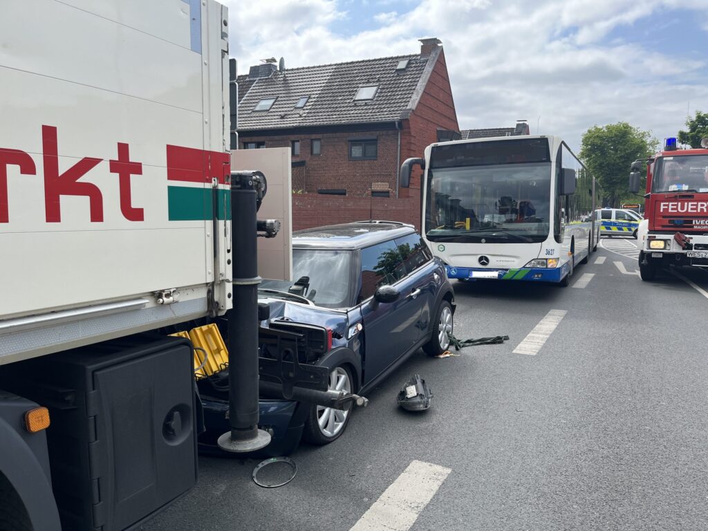Moers: 4 Verletzte nach Unfall zwischen Linienbus, LKW und PKW