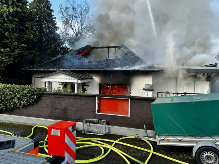 Das Feuer im Stadtteil Bärbroich von Bergisch Gladbach