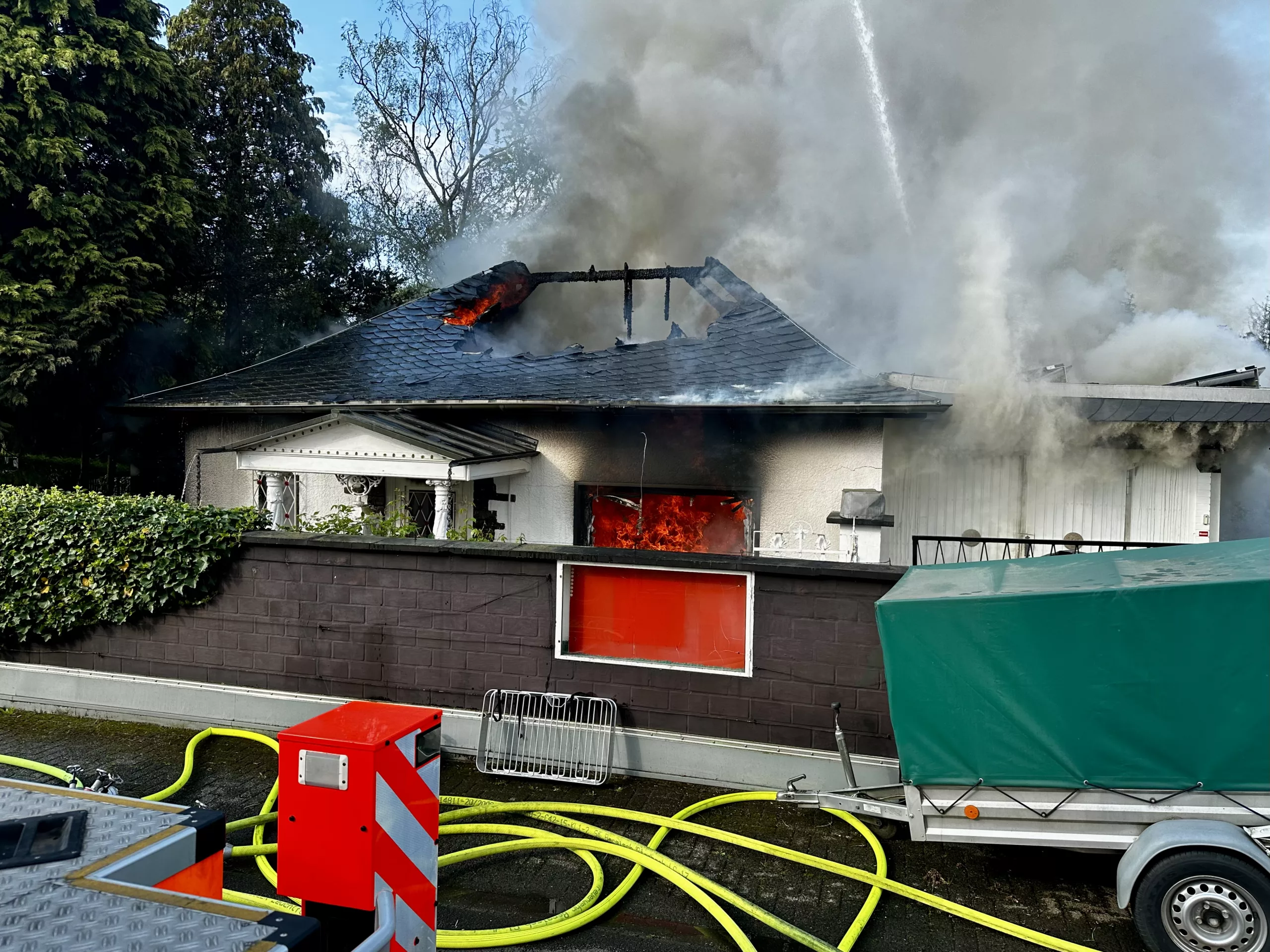 Bärbroich: Einfamilienhaus im Stadtteil Bärbroich brennt nieder! 1 Das Feuer im Stadtteil Bärbroich von Bergisch Gladbach