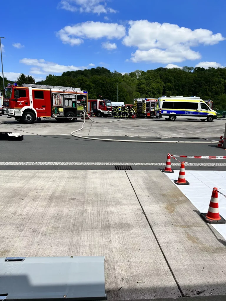 Lohmar: Austretendes Gefahrgut sorgt für Großeinsatz
