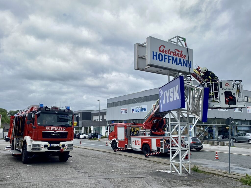 Iserlohn: Leuchtreklame droht abzustürzen