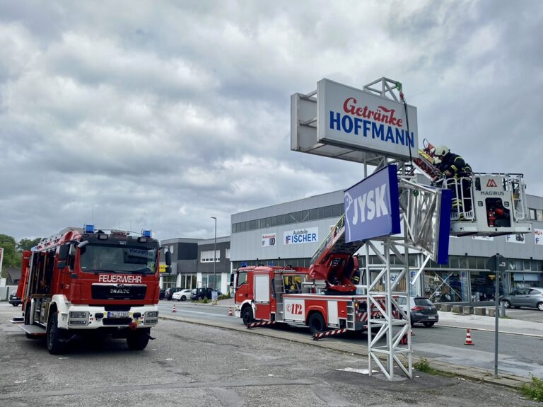 Iserlohn: Leuchtreklame droht abzustürzen