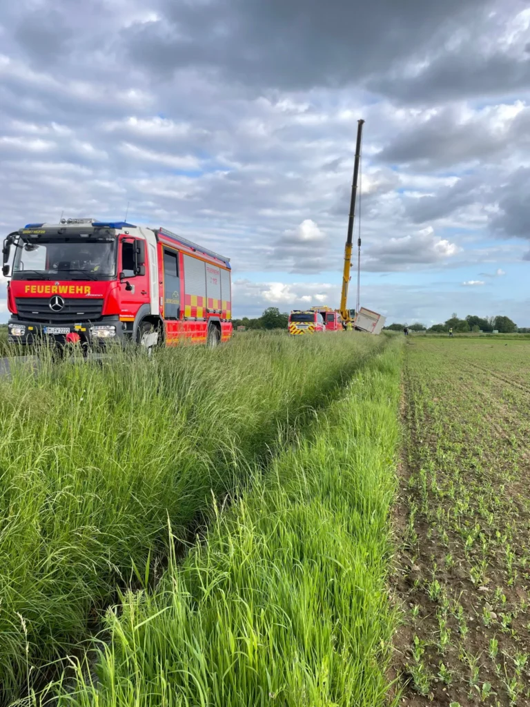 LKW in Graben bei Bergheim Ahe am Dienstag Foto Feuerwehr Bergheim
