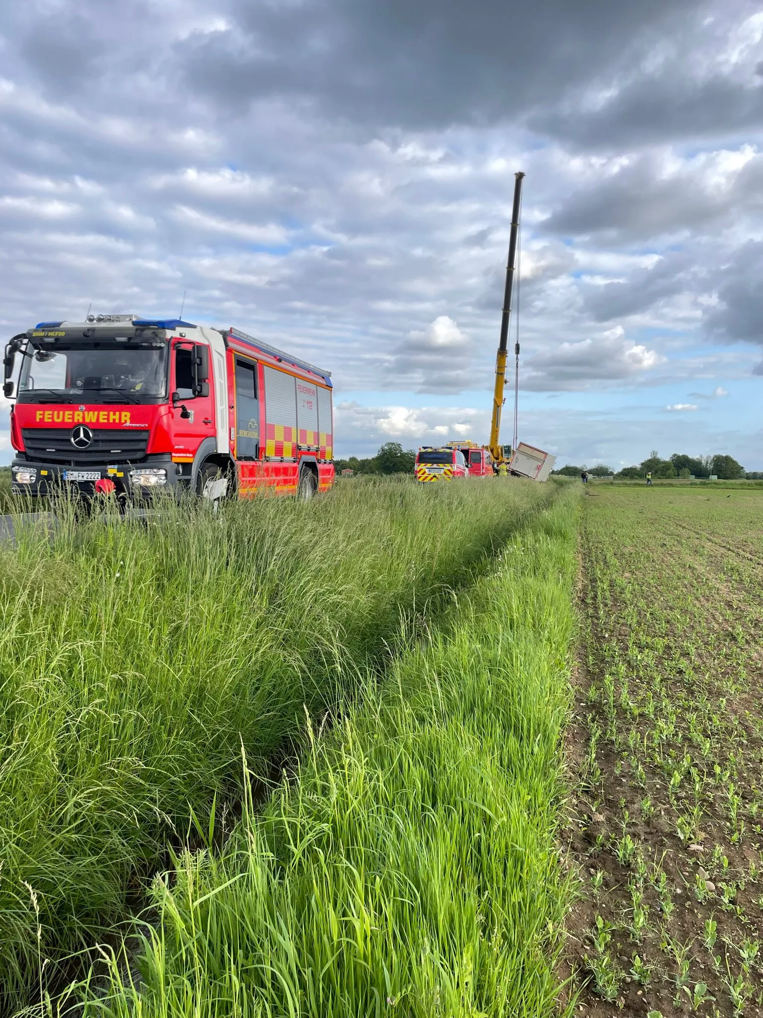 Bergheim: Aufwendige Bergung und ein Verletzter 1 LKW in Graben bei Bergheim Ahe am Dienstag Foto Feuerwehr Bergheim