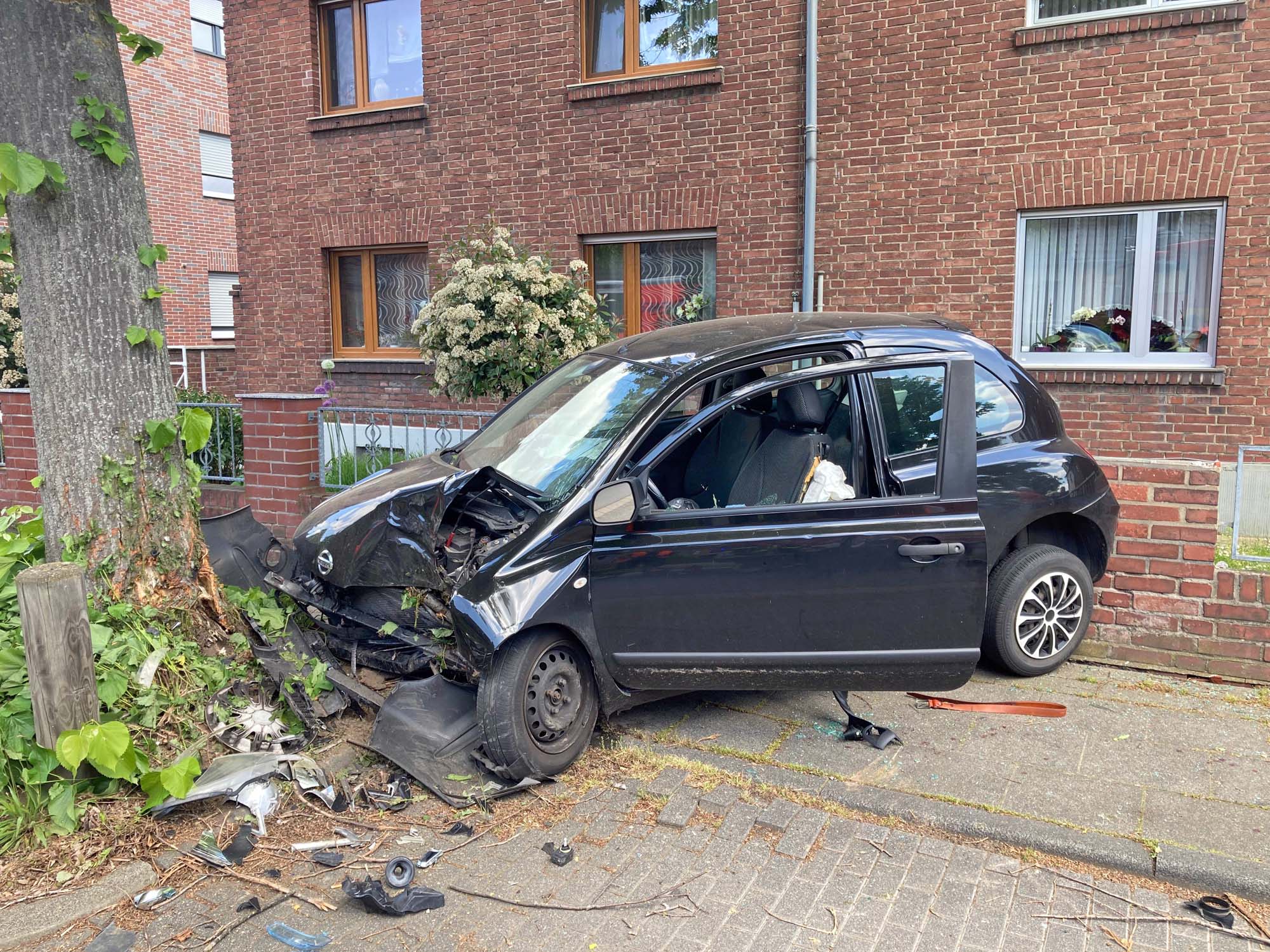 Hürth: Auto zwischen Baum und Mauer eingeklemmt 1 Buntes-NRW