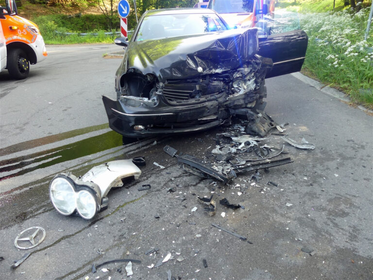 Morsbach: Zwei Verletzte bei Frontalzusammenstoß
