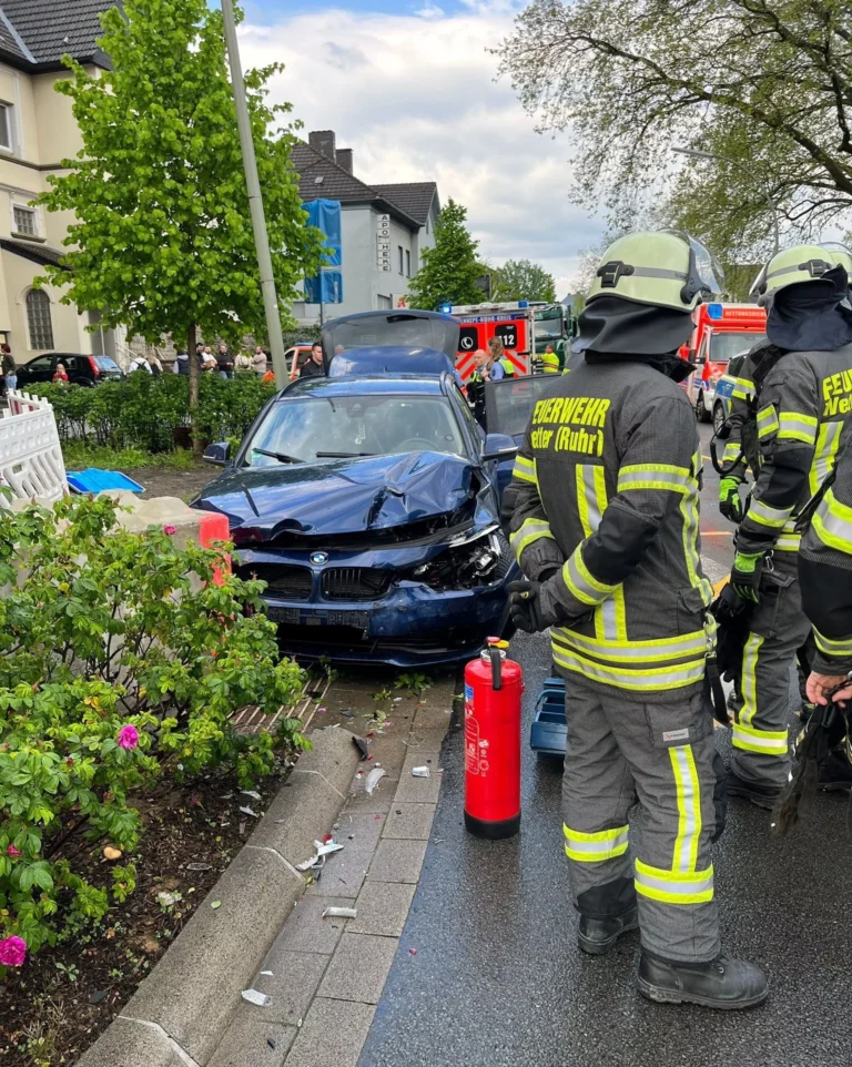 Verkehrsunfall und vermeintlicher Balkonbrand