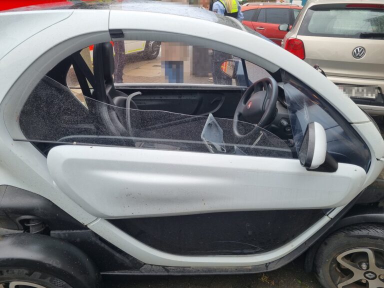 Bielefeld: Fahrer aus Twizy geschleudert