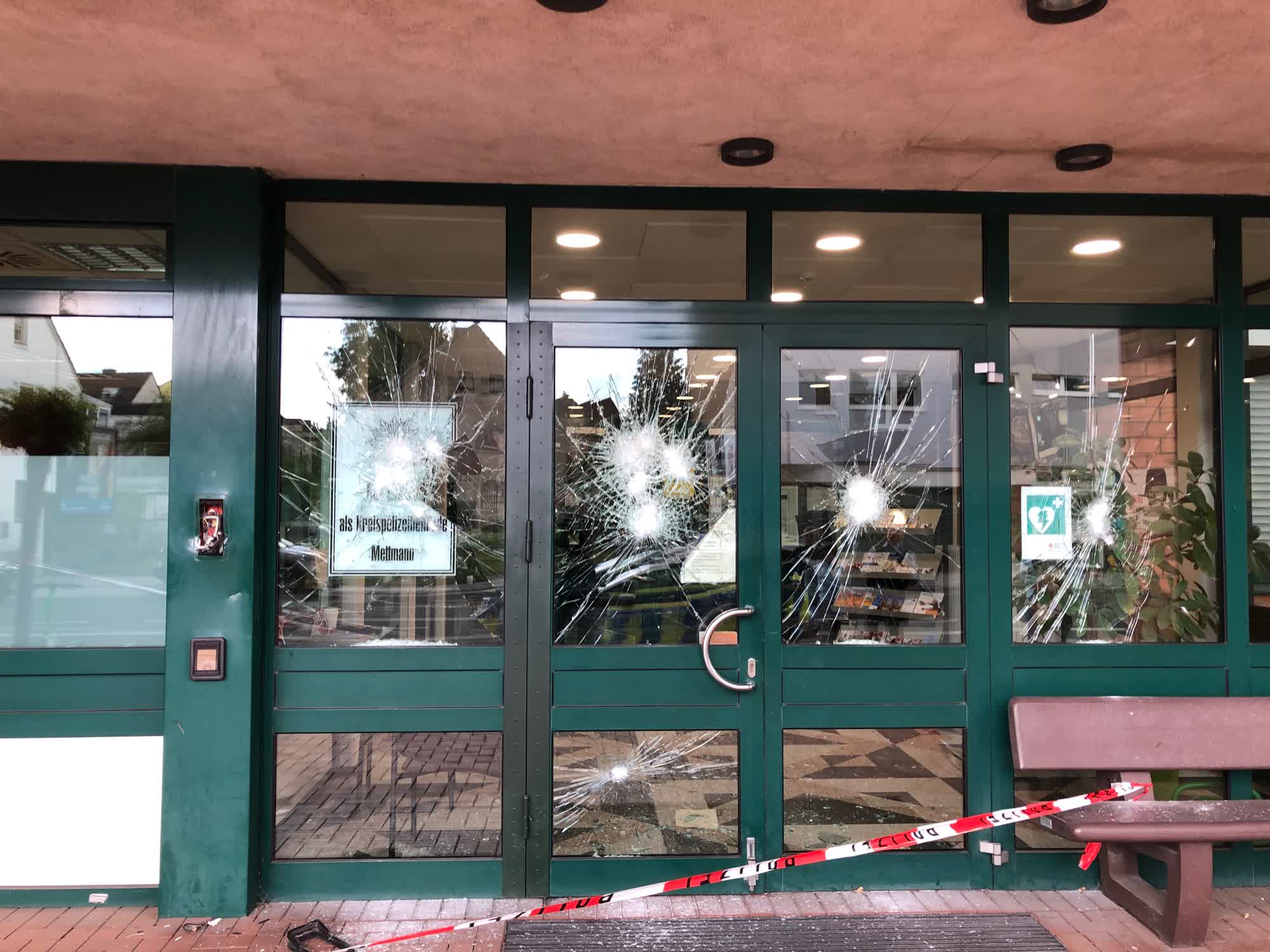 Langenfeld: Mit Axt auf Eingangstür der Polizeiwache eingeschlagen 1 Der Mann schlug mehrfach mit der Axt gegen die Eingangstür der Wache.