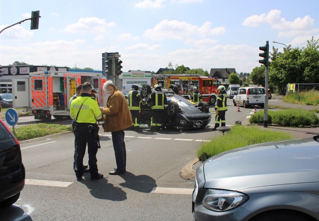 Leichlingen: Pkw überschlägt sich nach Kollision