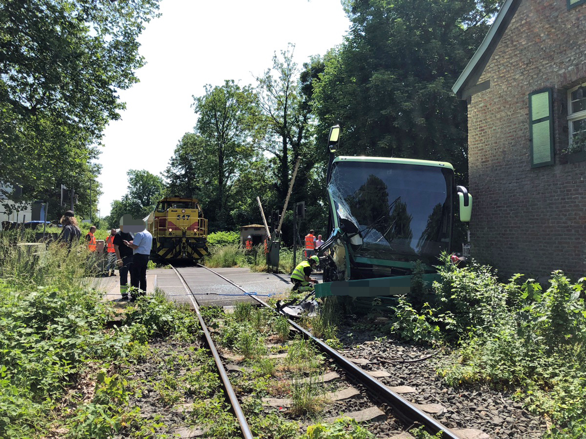 Mettmann: Güterzug vs. Reisebus 1 Buntes-NRW