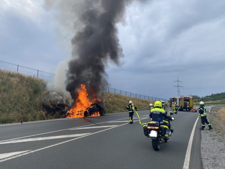 Olsberg: BMW brennt auf Autobahnzubringer bei Olsberg aus