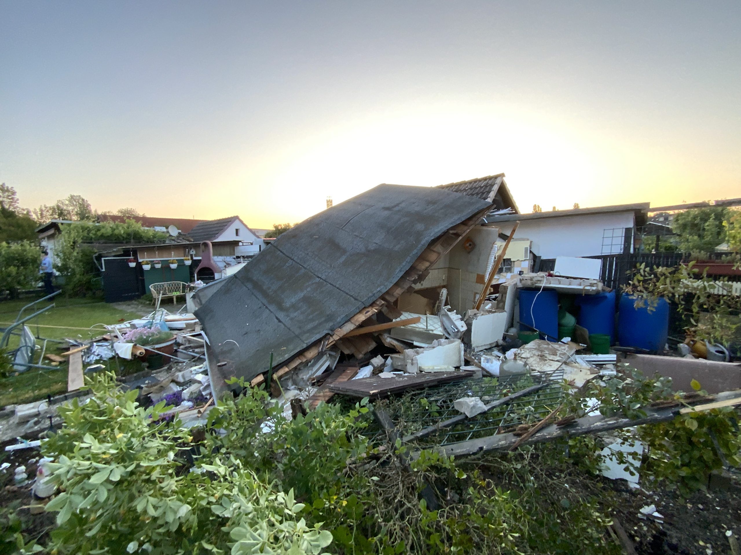 Ratingen: Gartenhaus in Kleingartenanlage explodiert 1 Blick auf die Einsatzstelle