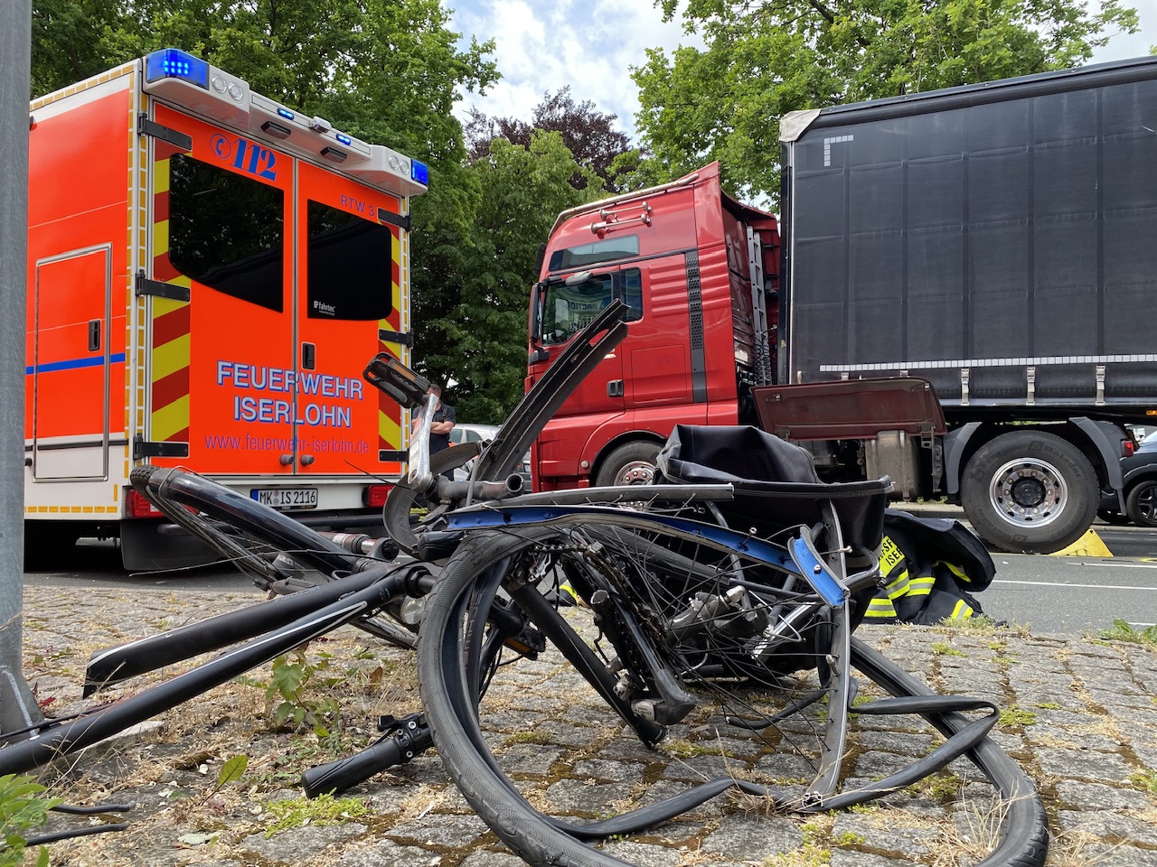 Iserlohn: Radfahrer unter Lkw eingeklemmt 1 buntes-nrw