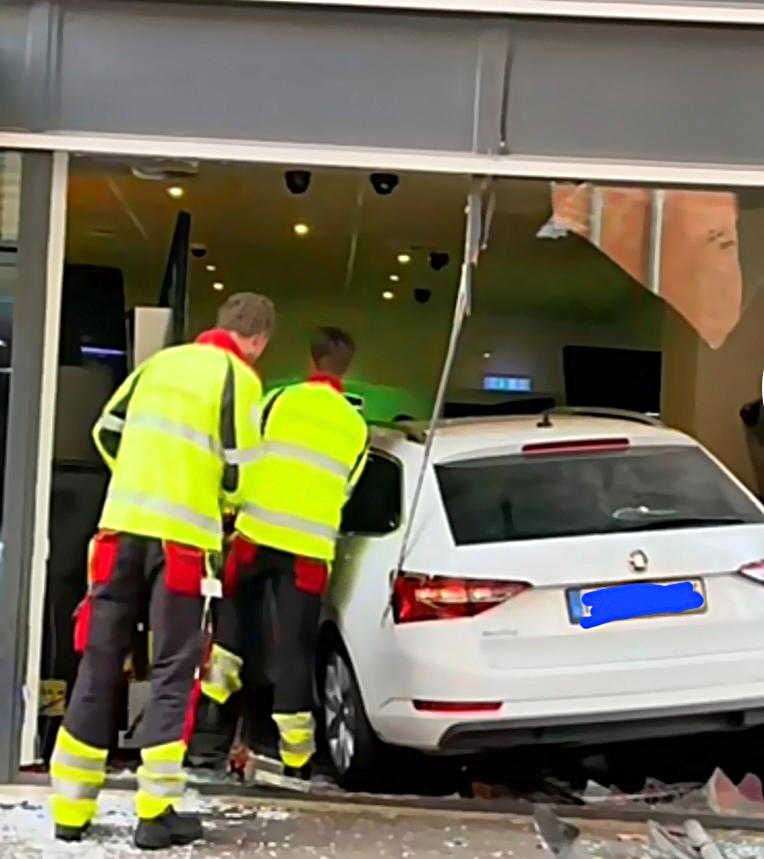 Münster: Alkoholisierter Autofahrer rast in Schaufenster