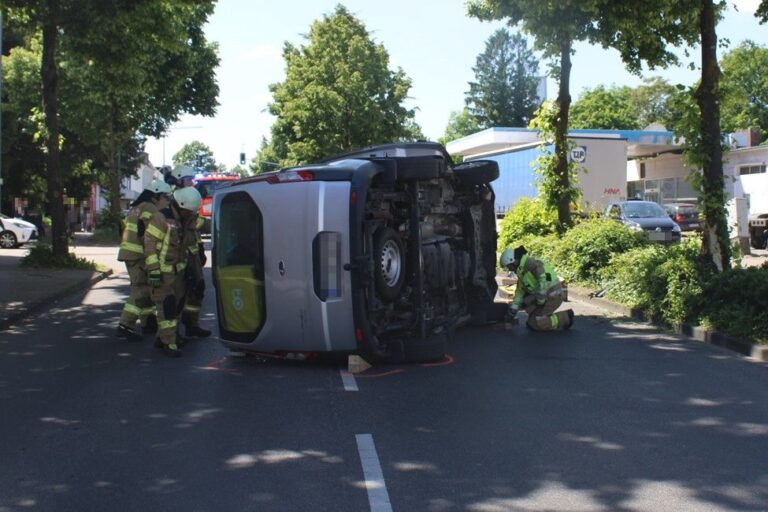 Bergisch Gladbach: Fahrzeug kollidiert mit Baum