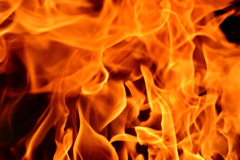 Feuer in einem Mehrfamilienhaus