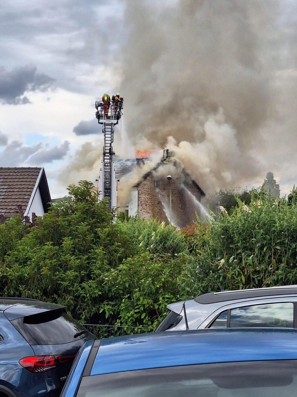 Düren: Wohngebäude am Samstagabend in Vollbrand 1 Vollbrand