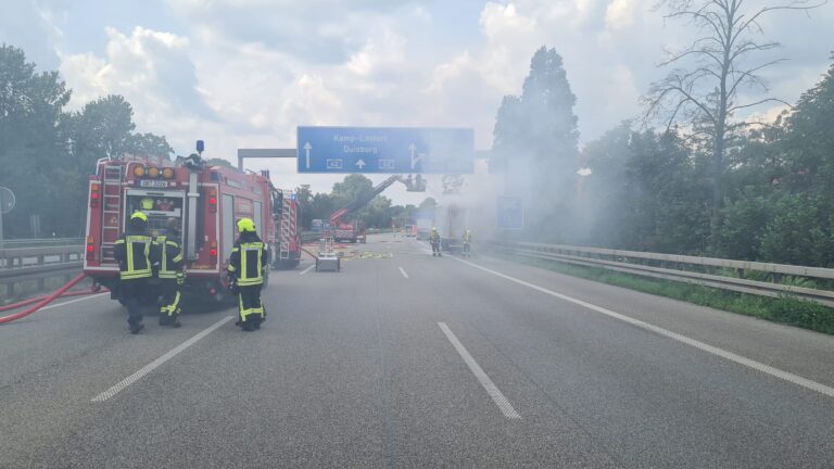 Oberhausen: Brennender Lkw auf der BAB 42