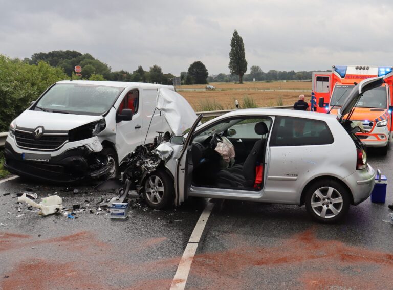 Herford: Verkehrsunfall - VW-Fahrerin gerät in den Gegenverkehr