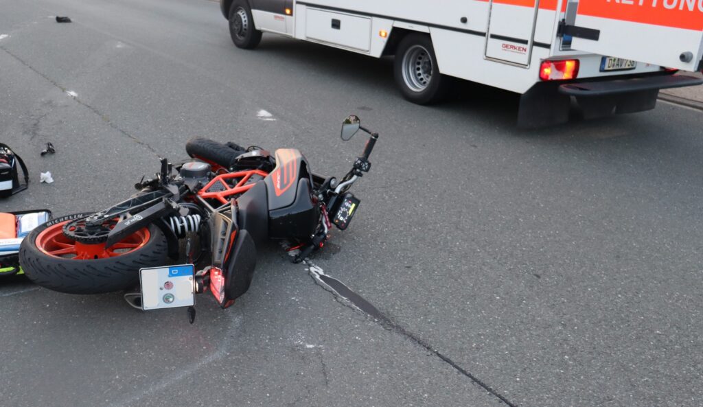 Kirchlengern - Hund läuft auf Fahrbahn - 17-jährige Motorradfahrerin schwer verletzt