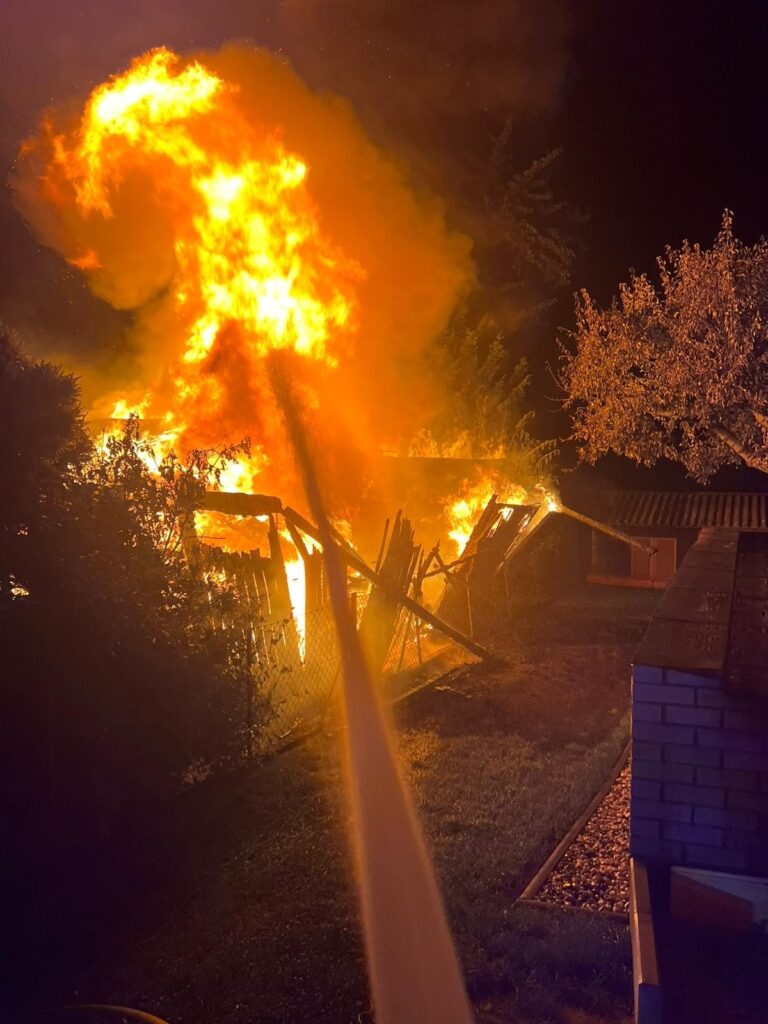 Leverkusen: Laubenbrand