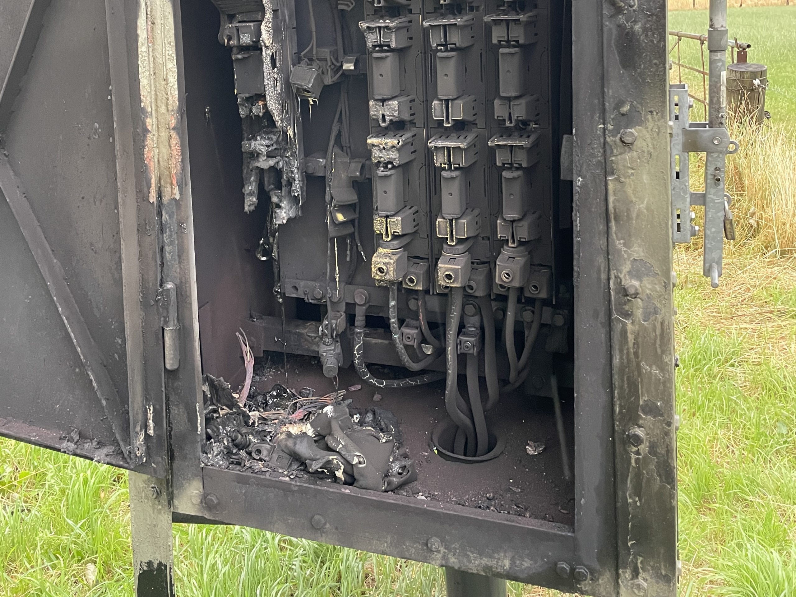 Hünxe: Rauchentwicklung nach Blitzeinschlag in Strommast 1 Hünxe: Rauchentwicklung nach Blitzeinschlag im Stromkasten