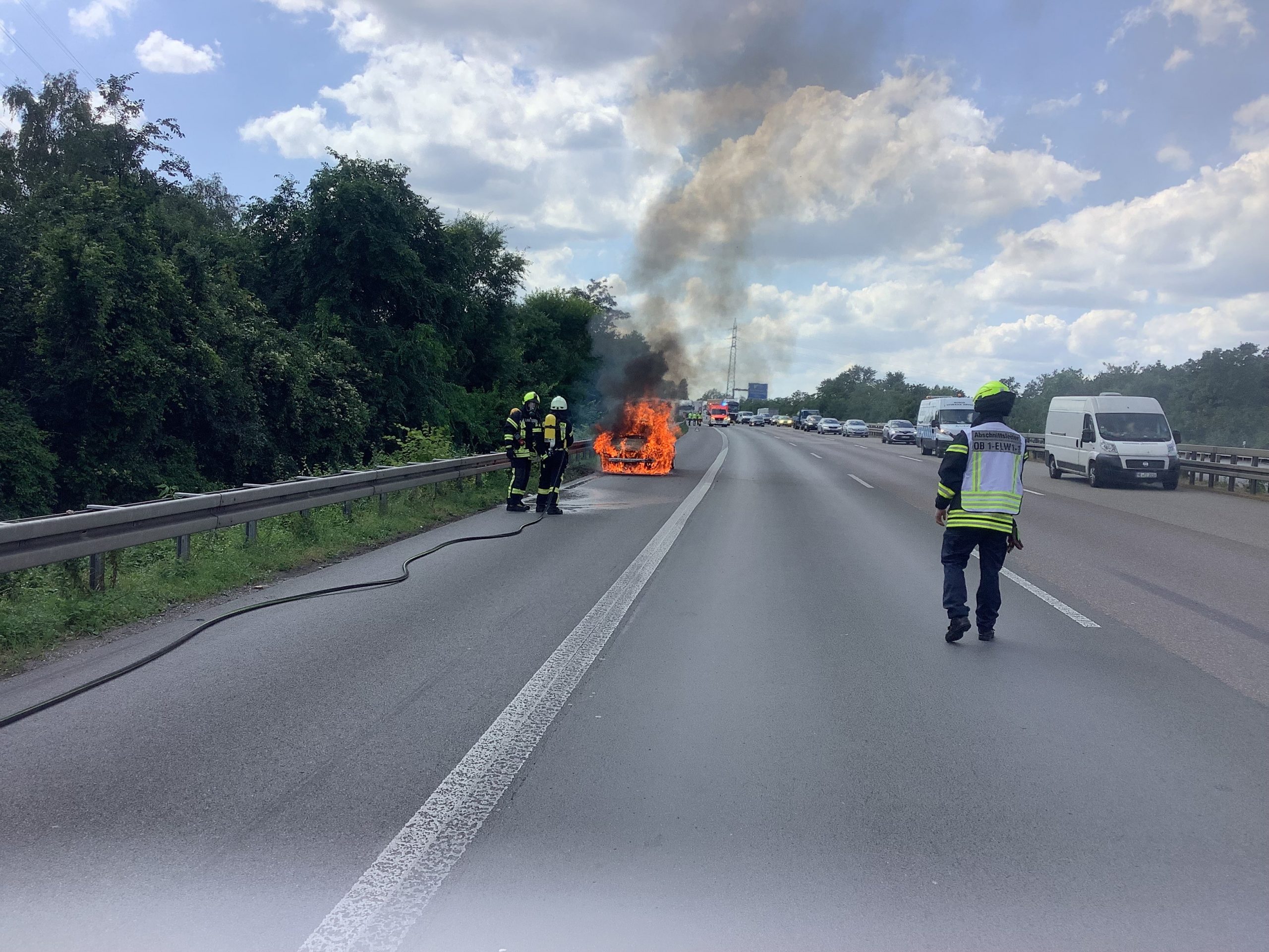 Oberhausen: Brennender PKW auf der Autobahn A42 1 A42