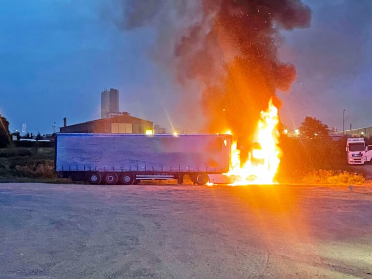 Sattelzug in Flammen
