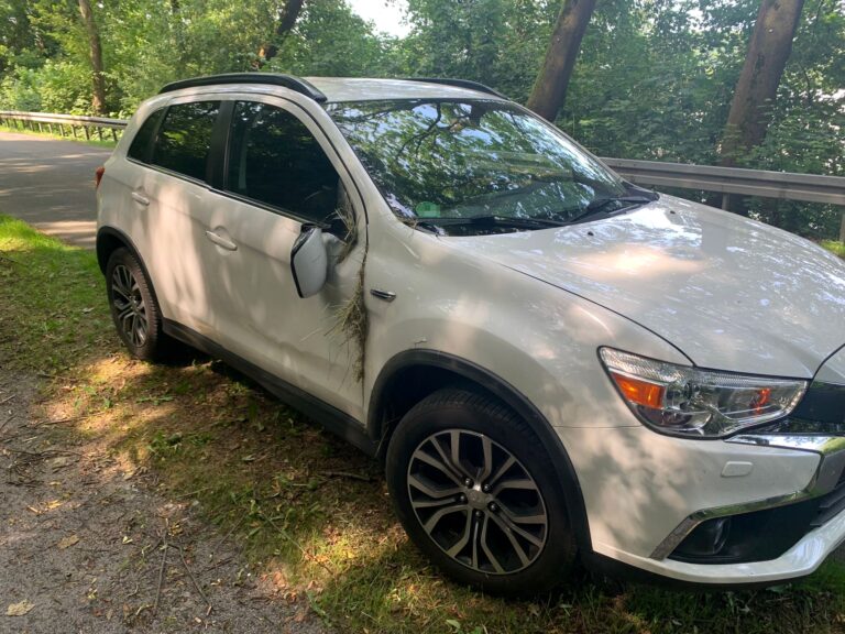 Paderborn: Rundballen rollt Berg hinab und rammt fahrendes Auto