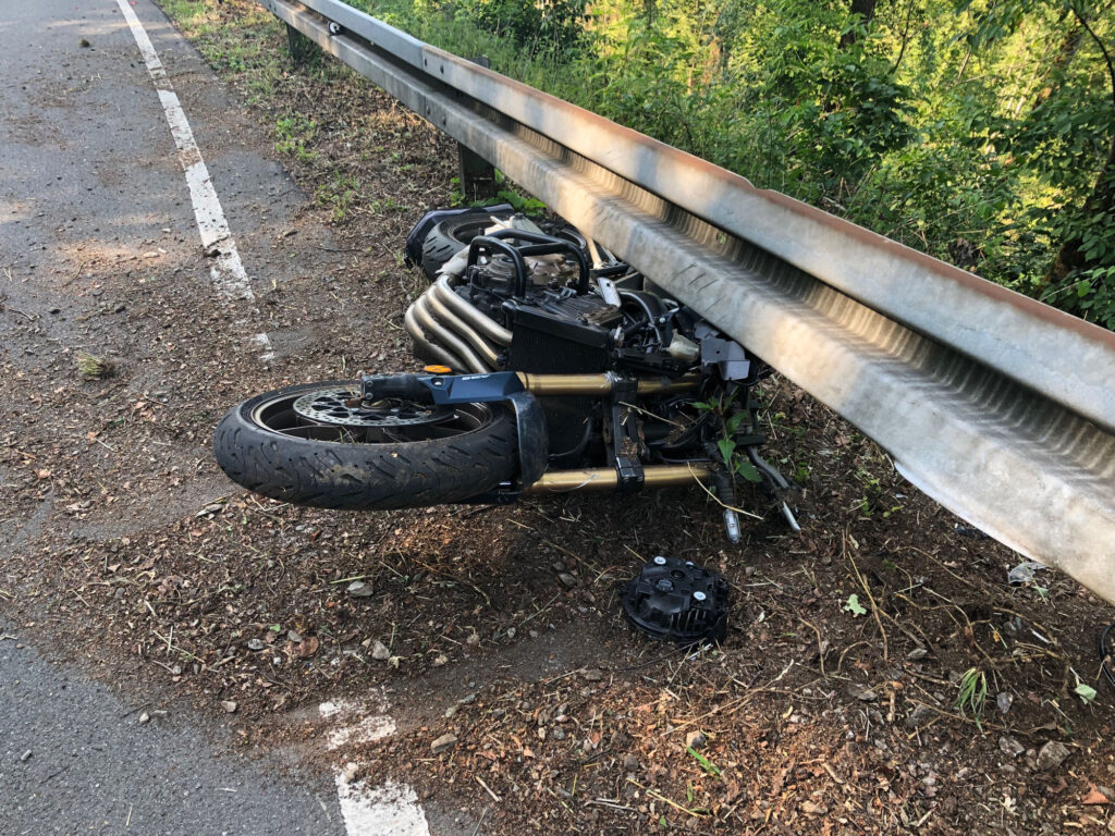 Radevormwald: Kradfahrer stürzt nach Überholvorgang