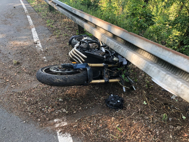 Radevormwald: Kradfahrer stürzt nach Überholvorgang