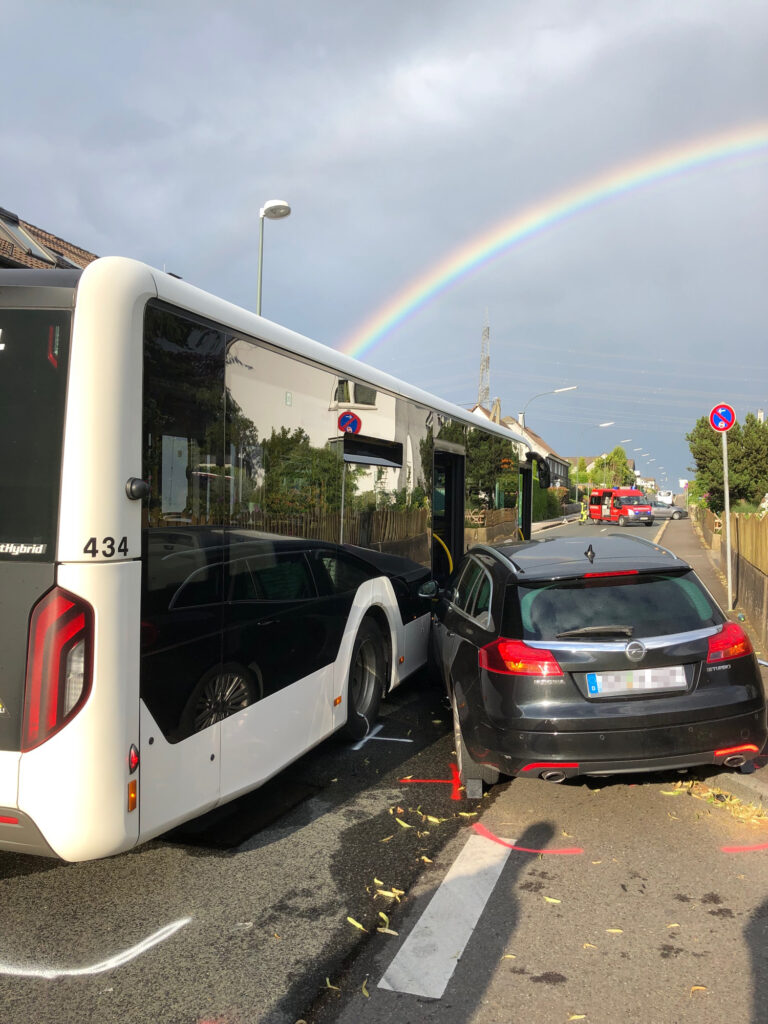 Hückeswagen: Pkw kollidiert mit Linienbus - drei leicht Verletzte