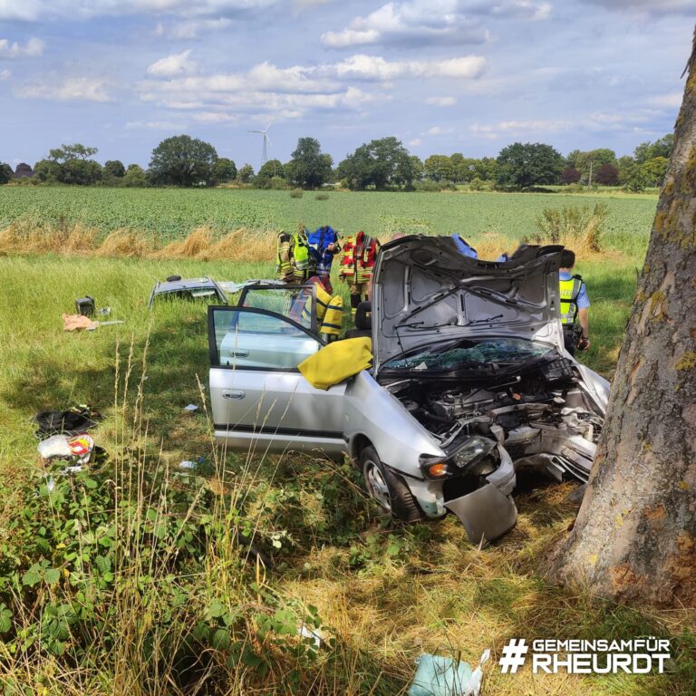 Rheurdt: PKW frontal gegen Baum