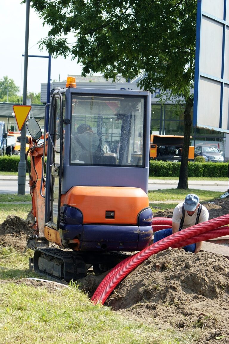 Kamen/Soest - Unbekannte entwenden zwei Mini-Schaufelbagger