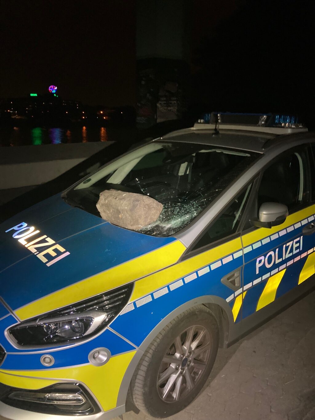 Köln: Unbekannte werfen Stein auf Streifenwagen