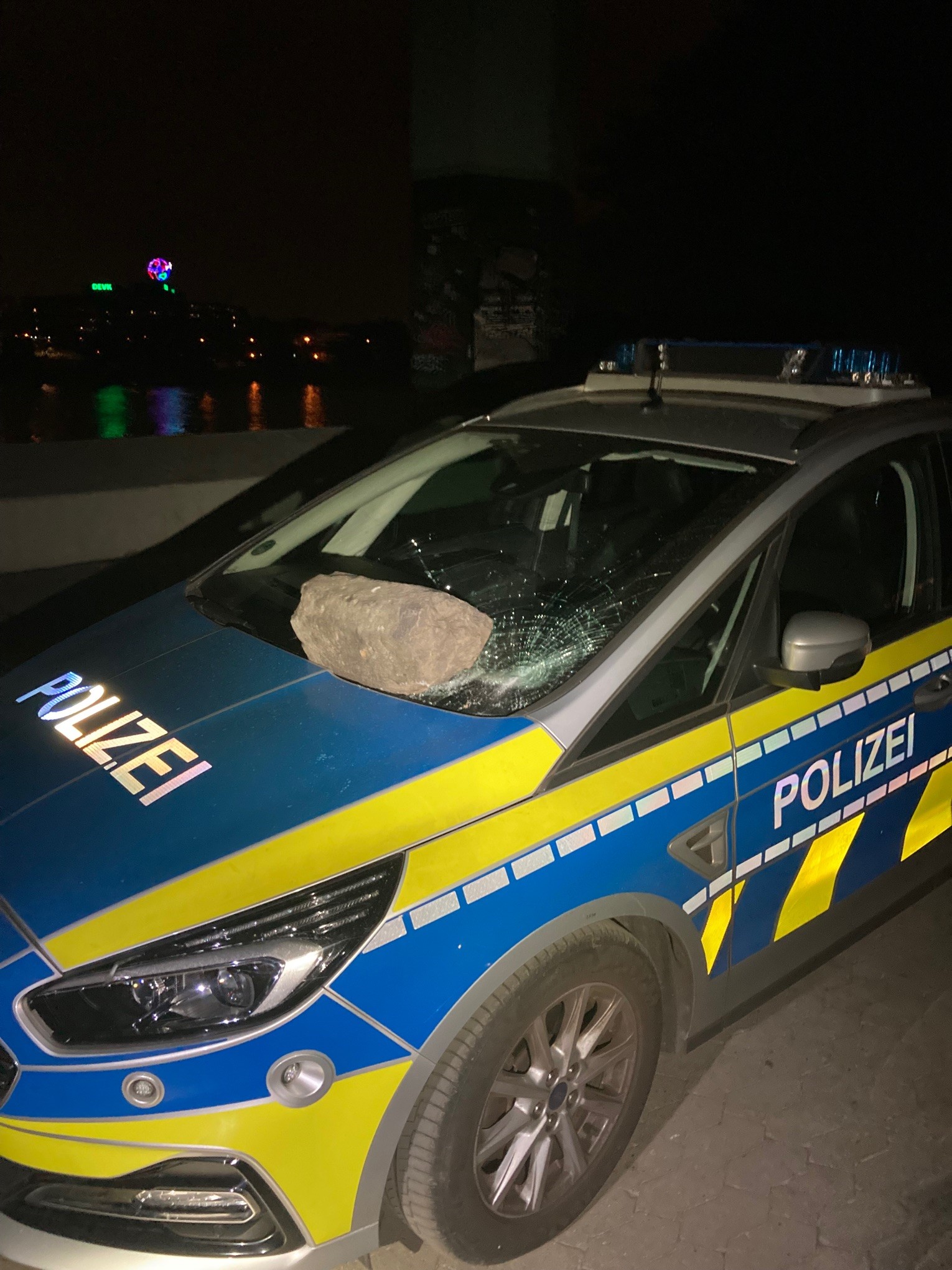 Köln: Unbekannte werfen Stein auf Streifenwagen 1 Köln: Unbekannte werfen Stein auf Streifenwagen