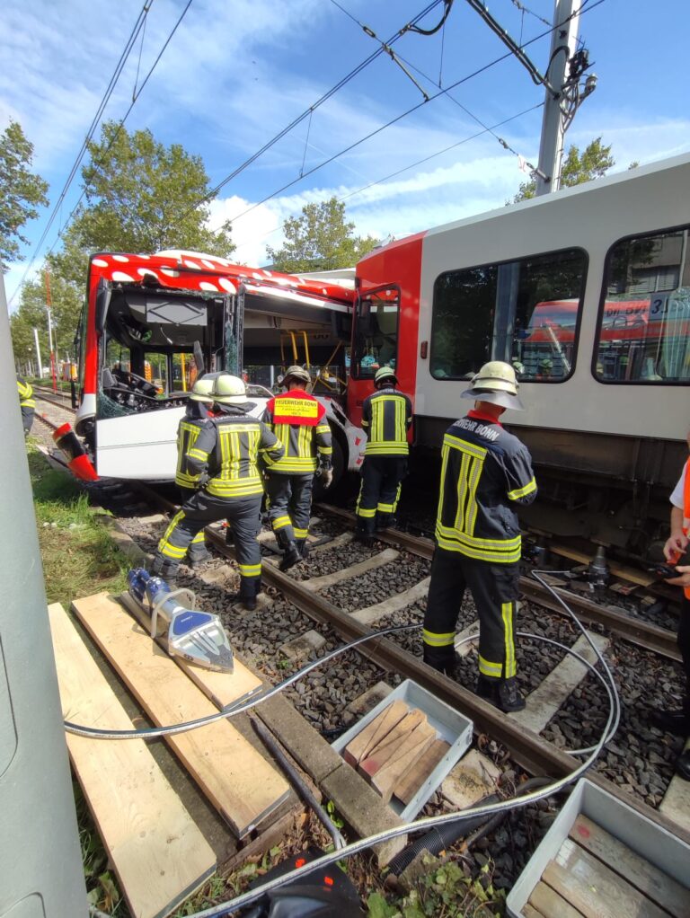 Bonn: Schwerer Unfall zwischen Stadtbahn und Linienbus
