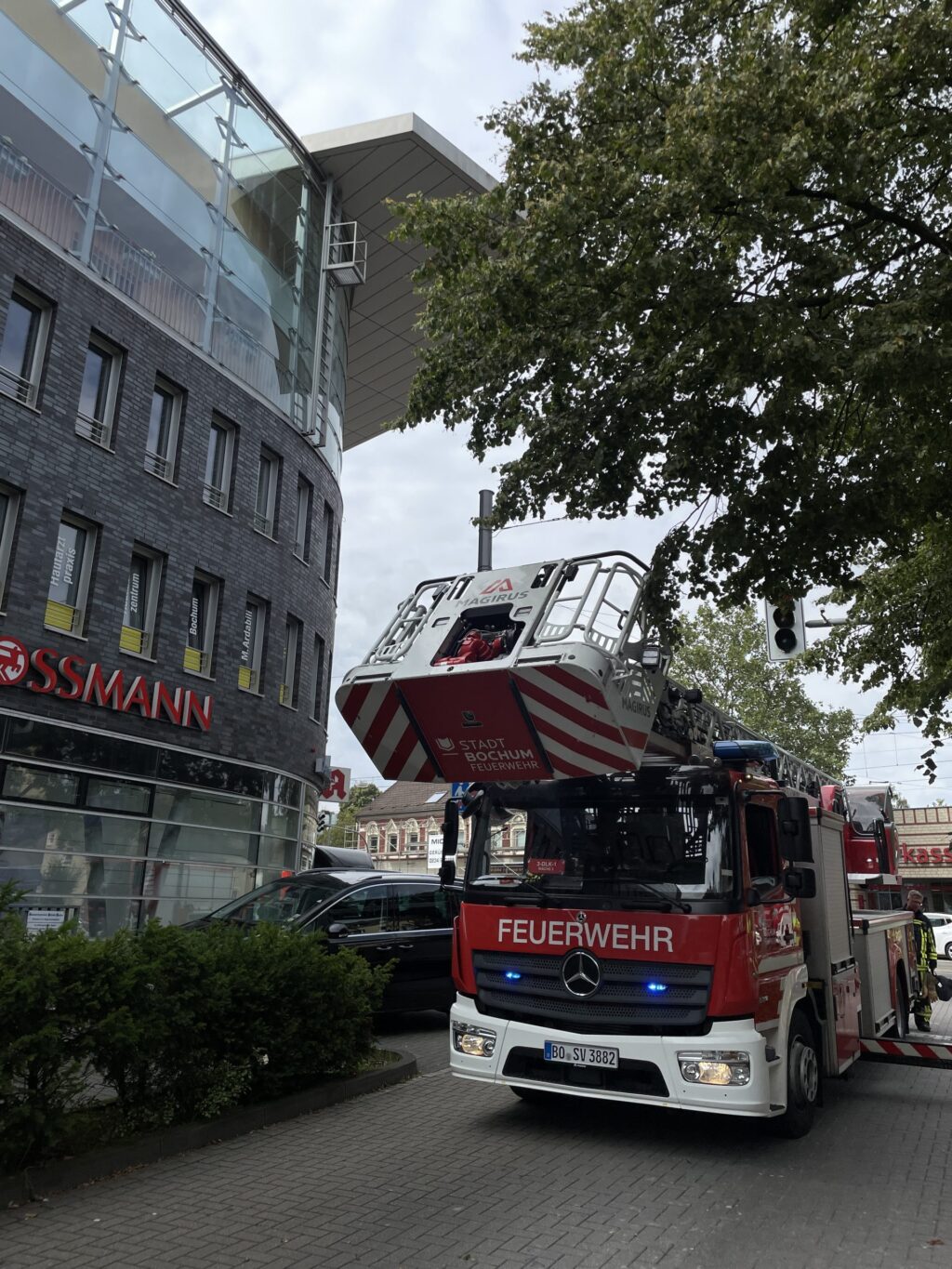 Bochum: Menschenrettung aus einer außenliegenden Aufzugsanlage