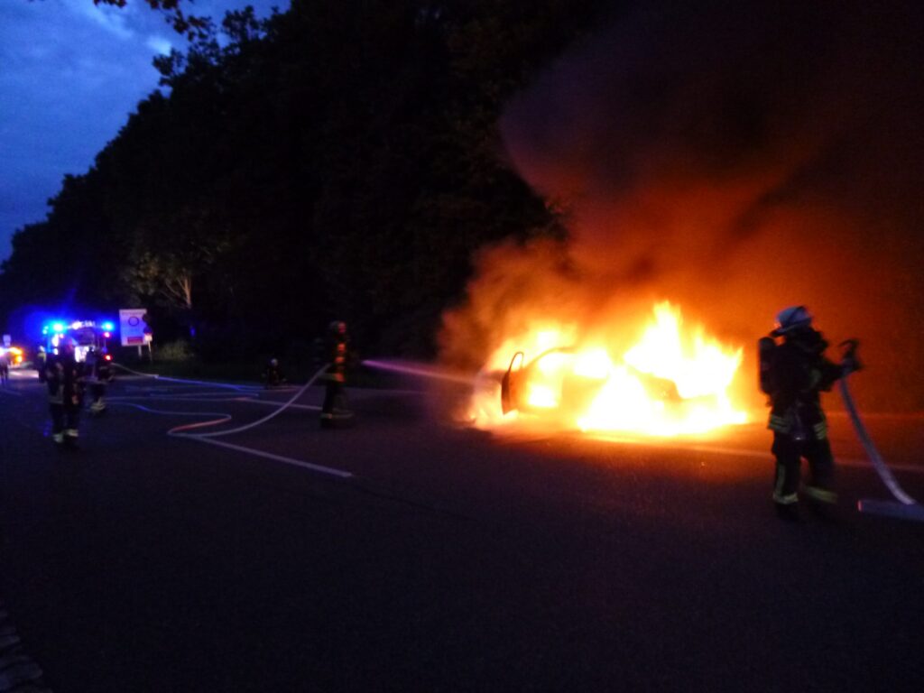 Bei eintreffend er Einsatzkräfte stand das Fahrzeug bereits in Vollbrand.
