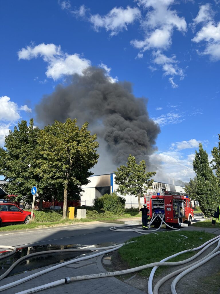 Leverkusen: Brand zerstört Großbäckerei in Leverkusen Quettingen