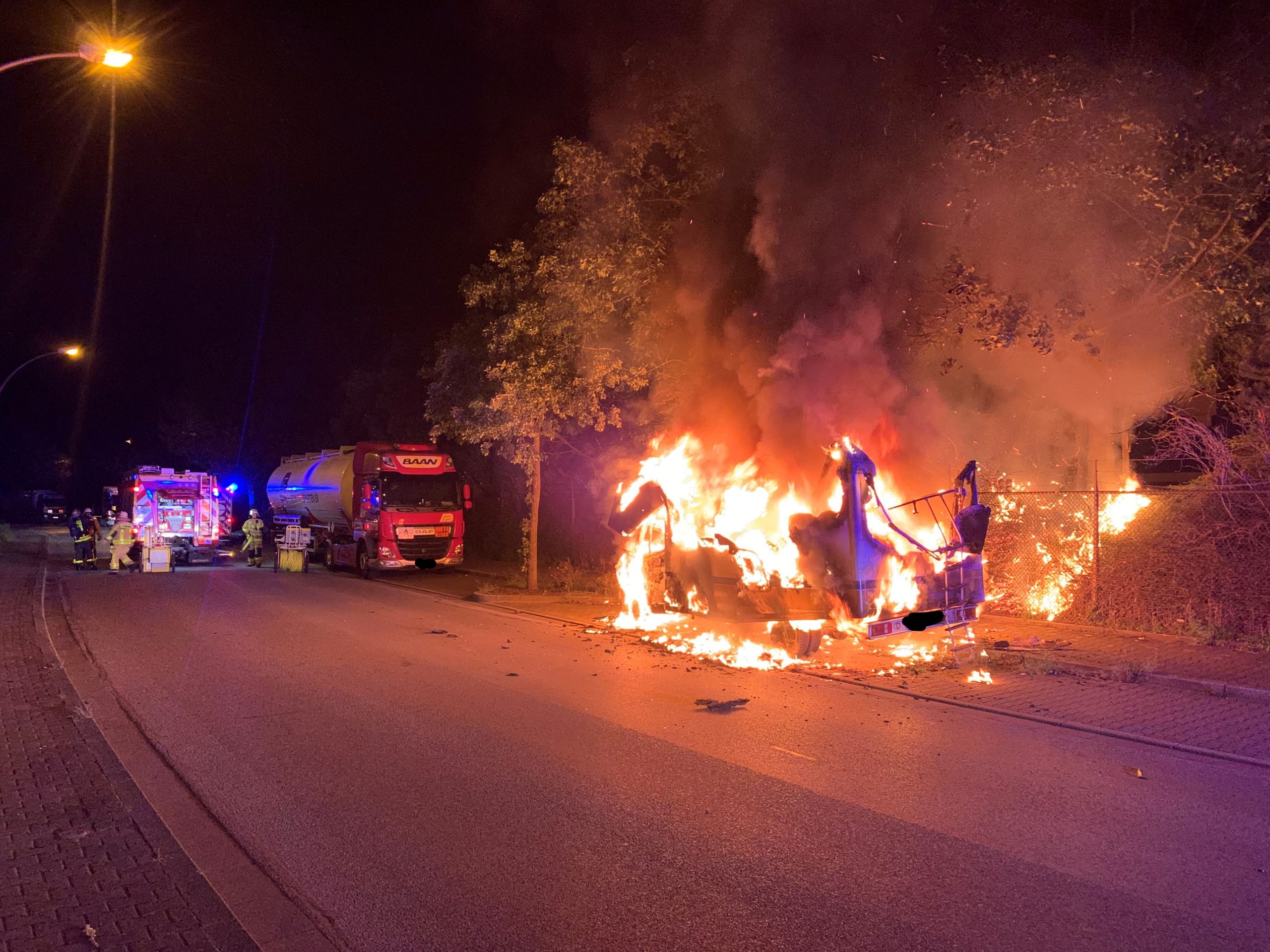 Gladbeck: Vermeintlicher Großbrand entpuppt sich als brennendes Wohnmobil 1 Wohnmobil